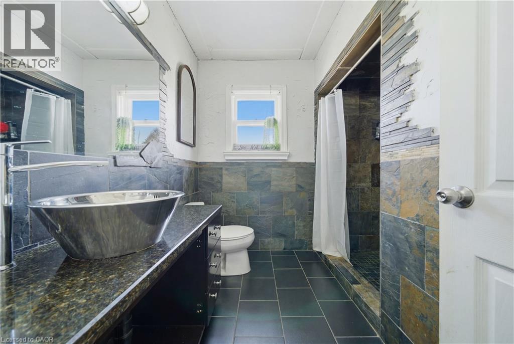 601 York Road, Dundas, ON - Indoor Photo Showing Bathroom