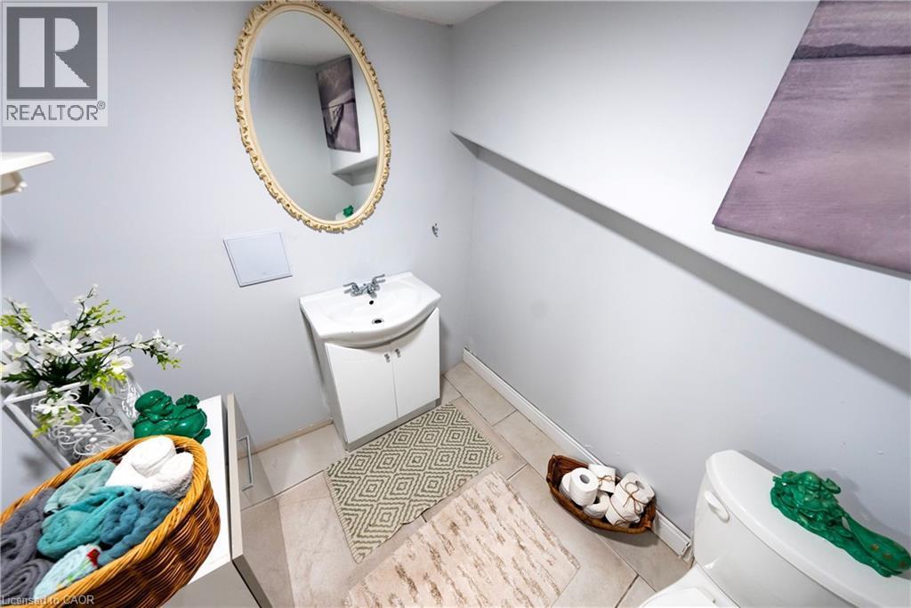 601 York Road, Dundas, ON - Indoor Photo Showing Bathroom