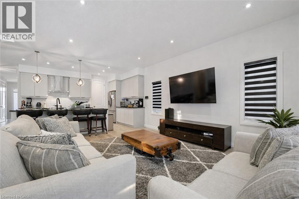 972 Stonecliffe Walk Unit# 18, Kitchener, ON - Indoor Photo Showing Living Room