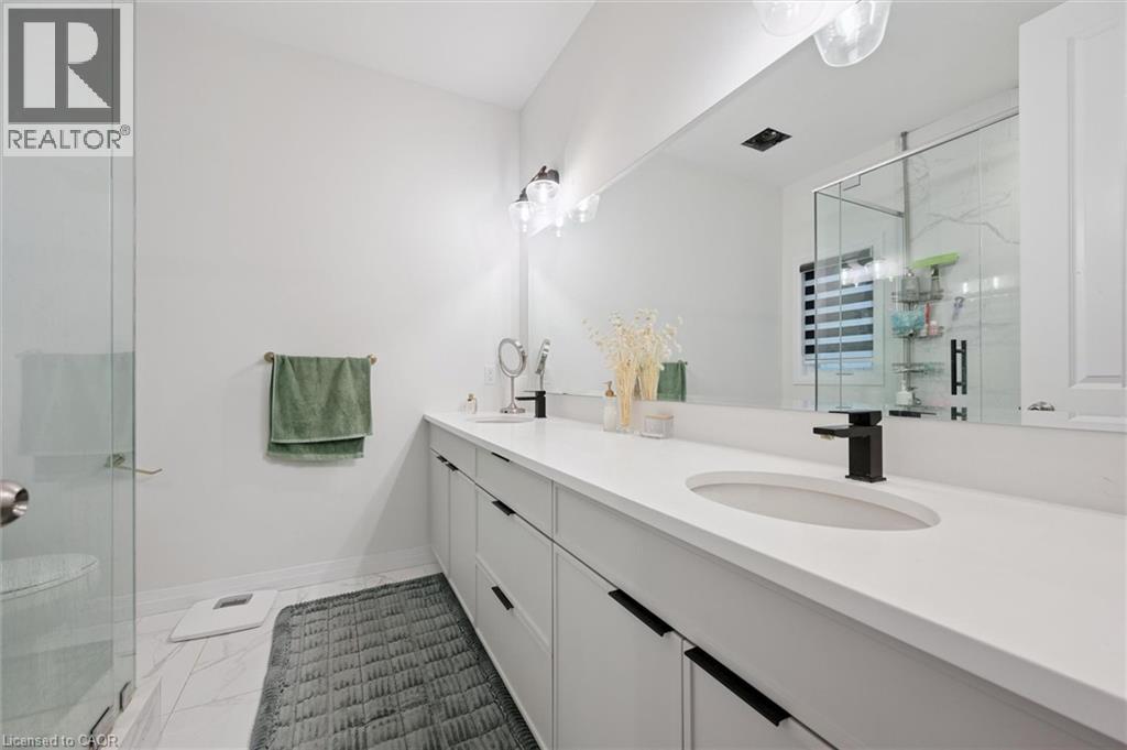 972 Stonecliffe Walk Unit# 18, Kitchener, ON - Indoor Photo Showing Bathroom
