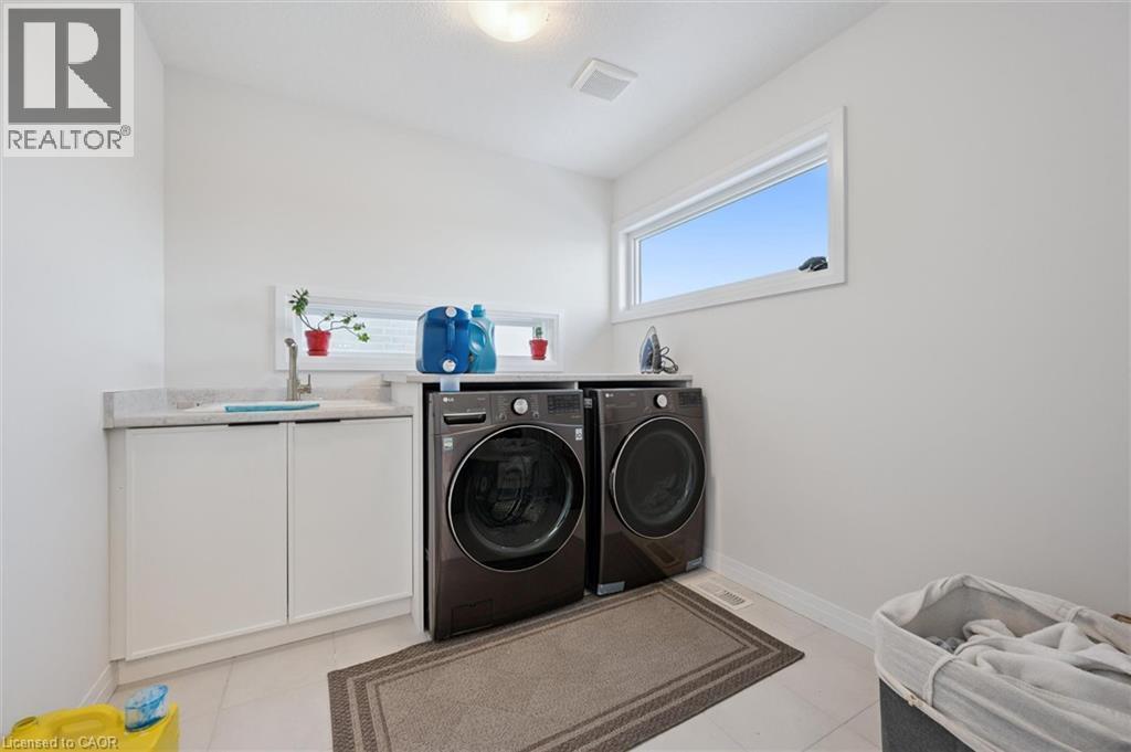 972 Stonecliffe Walk Unit# 18, Kitchener, ON - Indoor Photo Showing Laundry Room