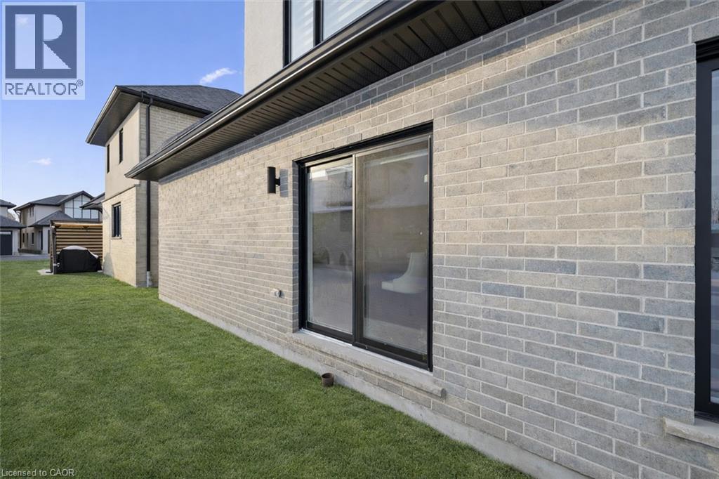 972 Stonecliffe Walk Unit# 18, Kitchener, ON - Outdoor With Exterior