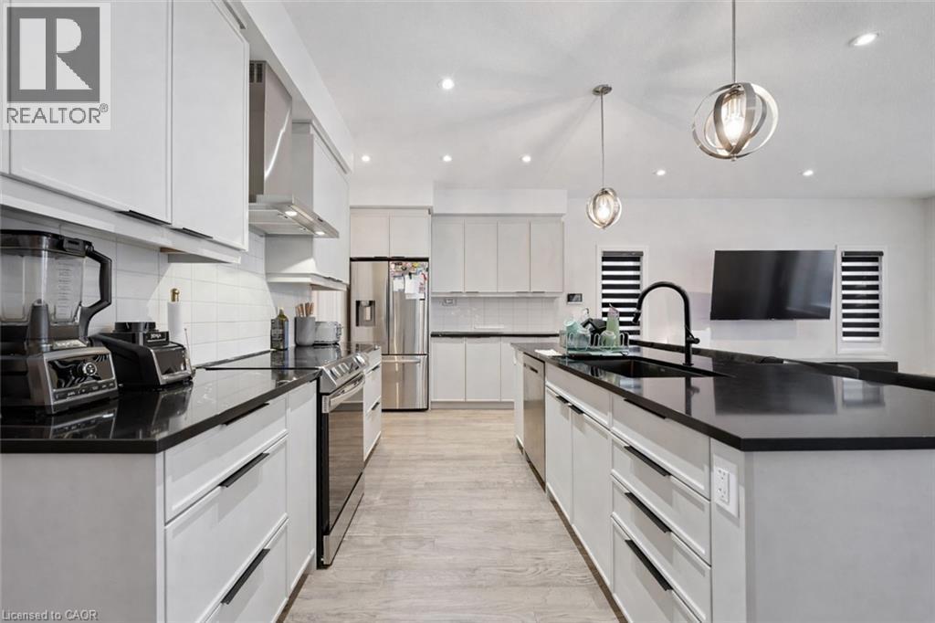 972 Stonecliffe Walk Unit# 18, Kitchener, ON - Indoor Photo Showing Kitchen With Upgraded Kitchen