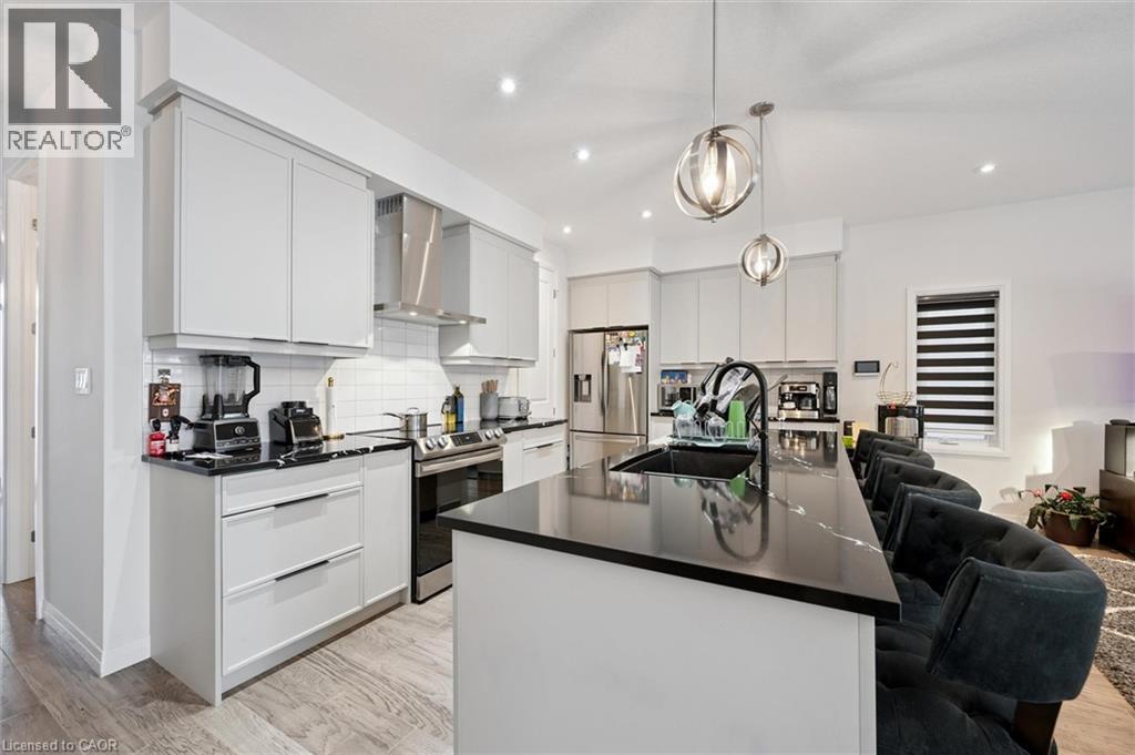 972 Stonecliffe Walk Unit# 18, Kitchener, ON - Indoor Photo Showing Kitchen With Upgraded Kitchen