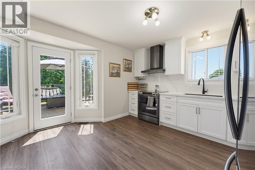 32 Stonehaven Place, Cambridge, ON - Indoor Photo Showing Kitchen
