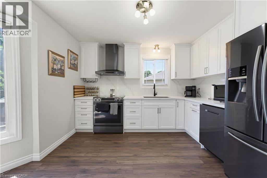 32 Stonehaven Place, Cambridge, ON - Indoor Photo Showing Kitchen