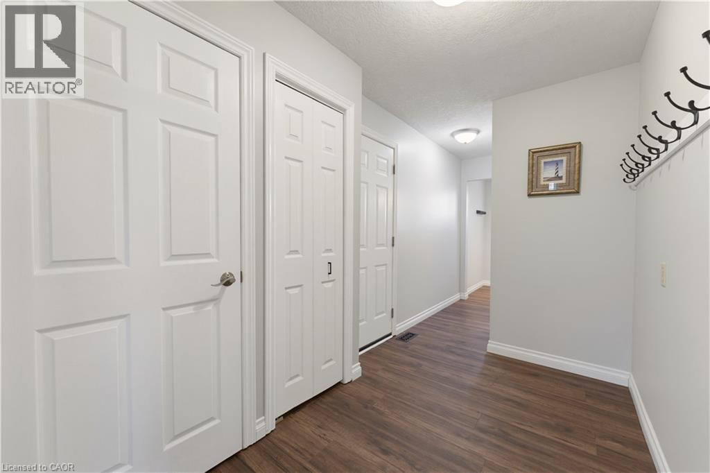 Mudroom off of heated garage - 32 Stonehaven Place, Cambridge, ON - Indoor Photo Showing Other Room