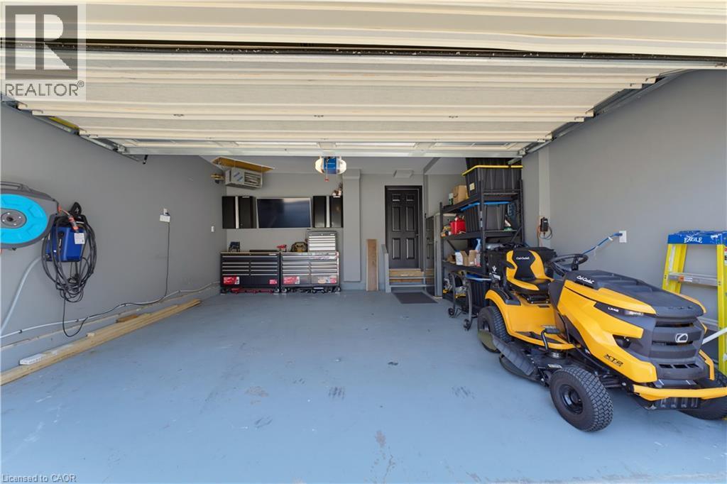 Heated garage - 32 Stonehaven Place, Cambridge, ON - Indoor Photo Showing Garage