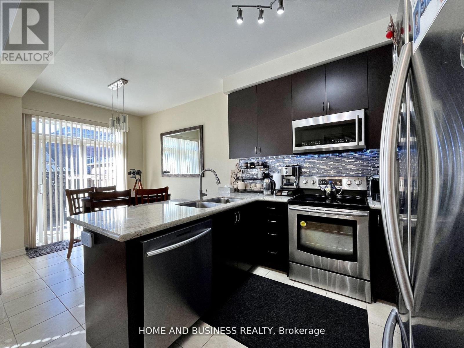 5532 Meadowcrest Avenue, Mississauga, ON - Indoor Photo Showing Kitchen With Double Sink