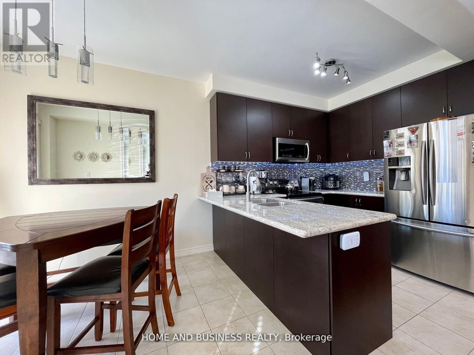 5532 Meadowcrest Avenue, Mississauga, ON - Indoor Photo Showing Kitchen With Double Sink With Upgraded Kitchen