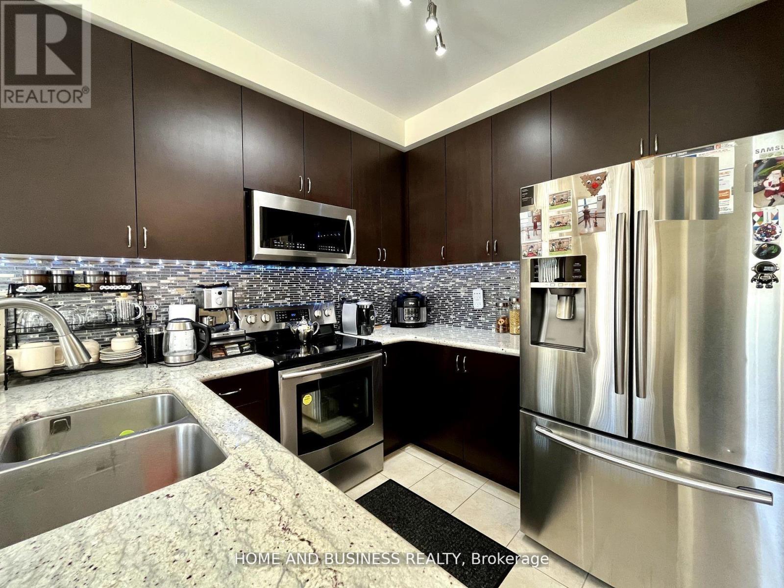 5532 Meadowcrest Avenue, Mississauga, ON - Indoor Photo Showing Kitchen With Double Sink With Upgraded Kitchen