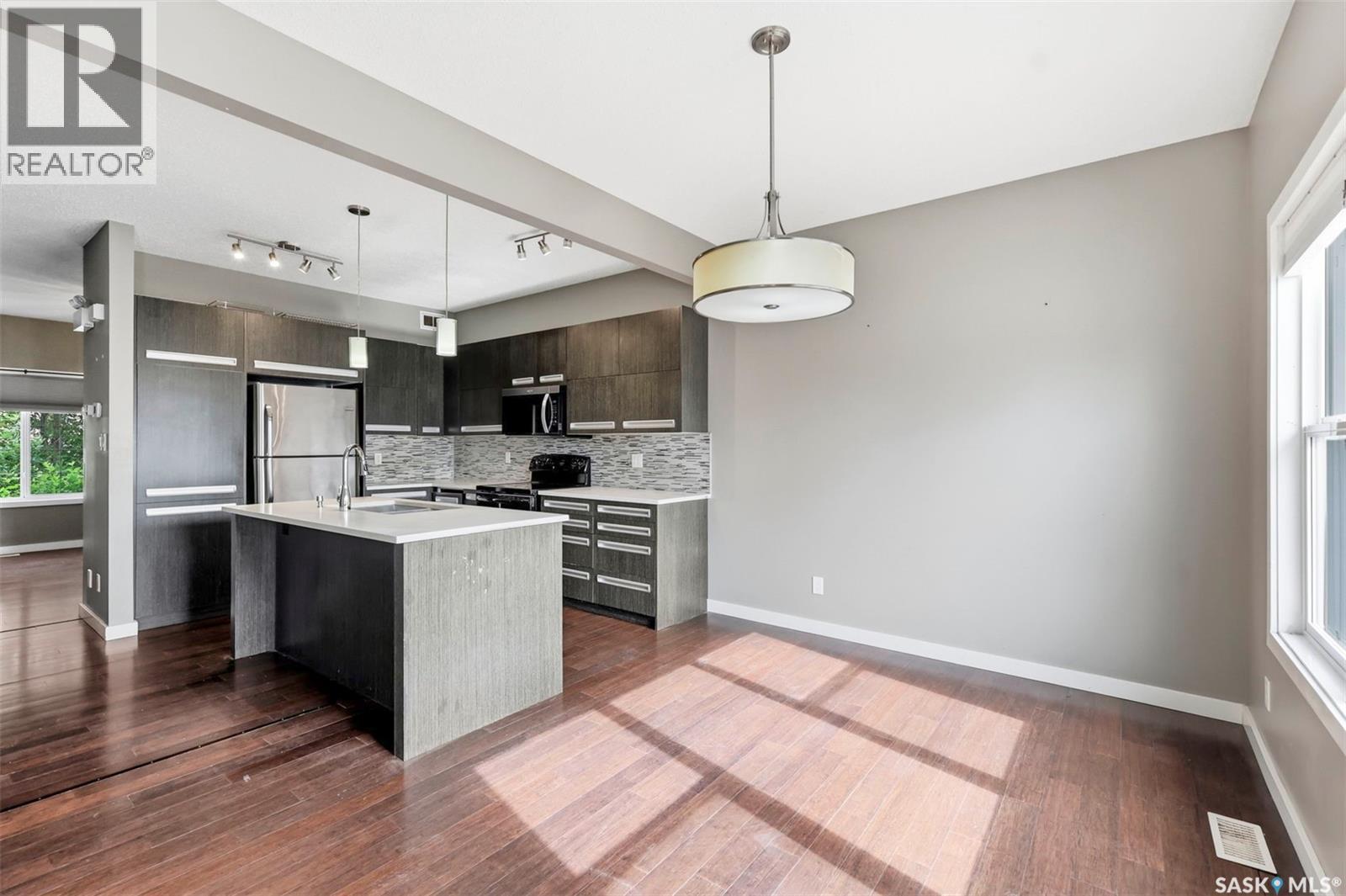 916 Stonebridge Common, Saskatoon, SK - Indoor Photo Showing Kitchen With Upgraded Kitchen