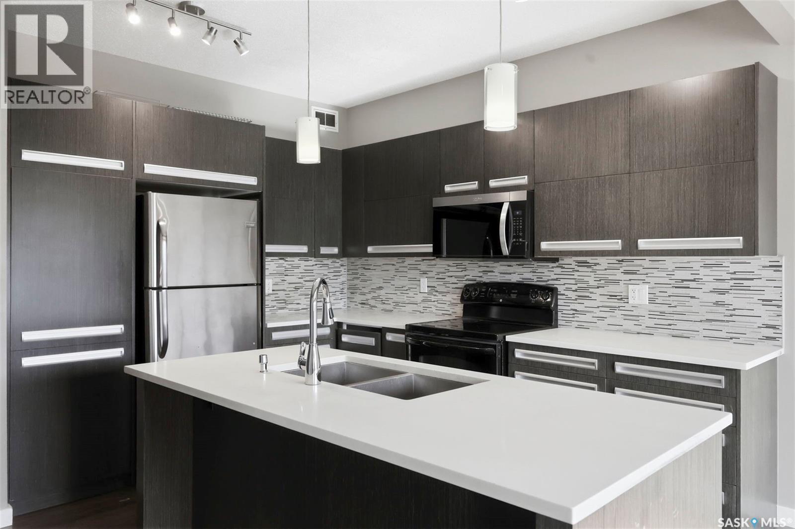 916 Stonebridge Common, Saskatoon, SK - Indoor Photo Showing Kitchen With Double Sink With Upgraded Kitchen