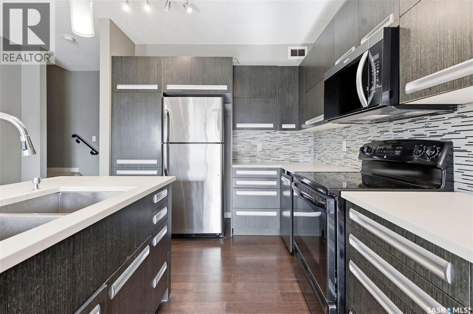 916 Stonebridge Common, Saskatoon, SK - Indoor Photo Showing Kitchen With Upgraded Kitchen