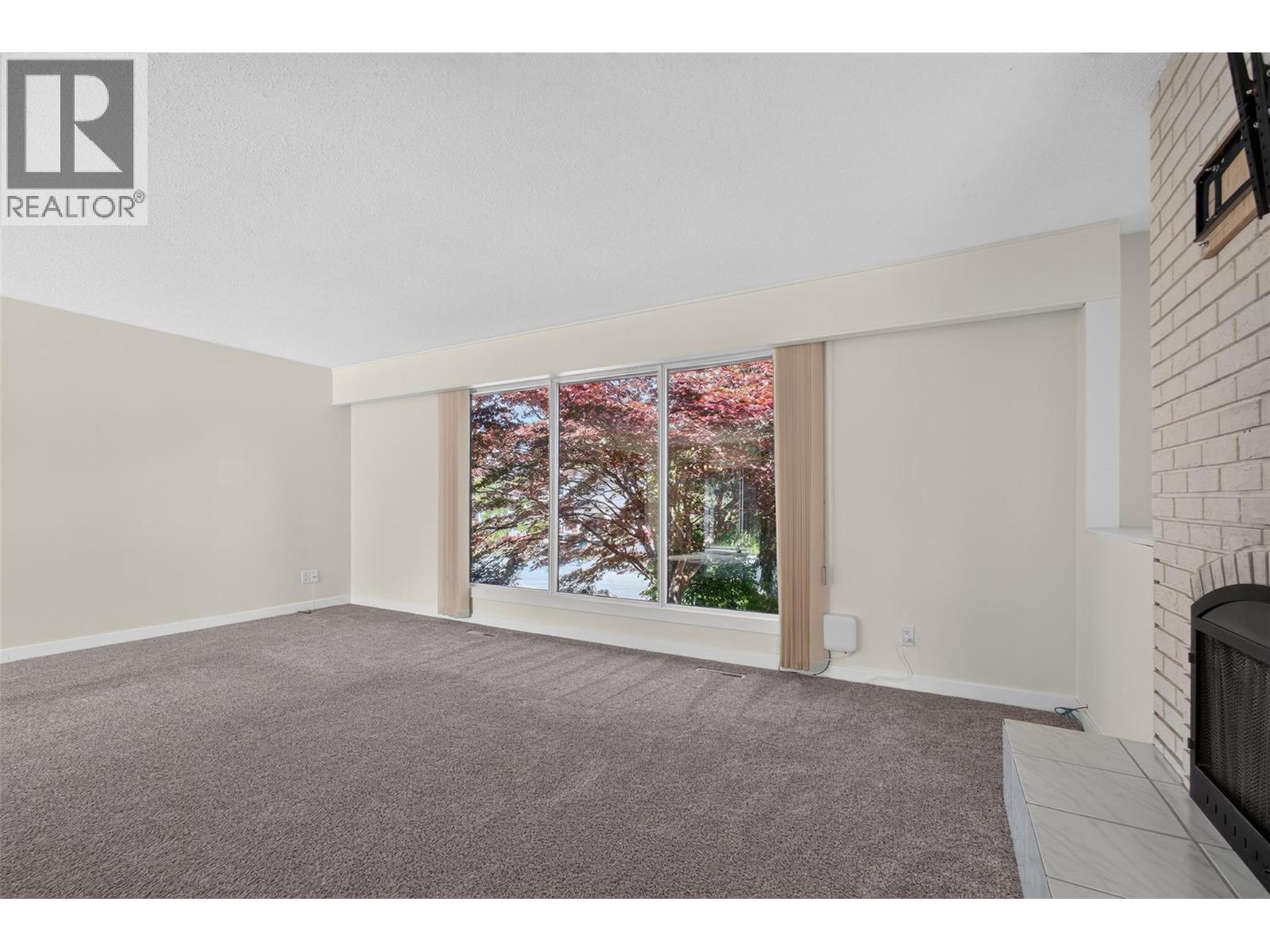 2220 Thacker Drive, West Kelowna, BC - Indoor Photo Showing Kitchen