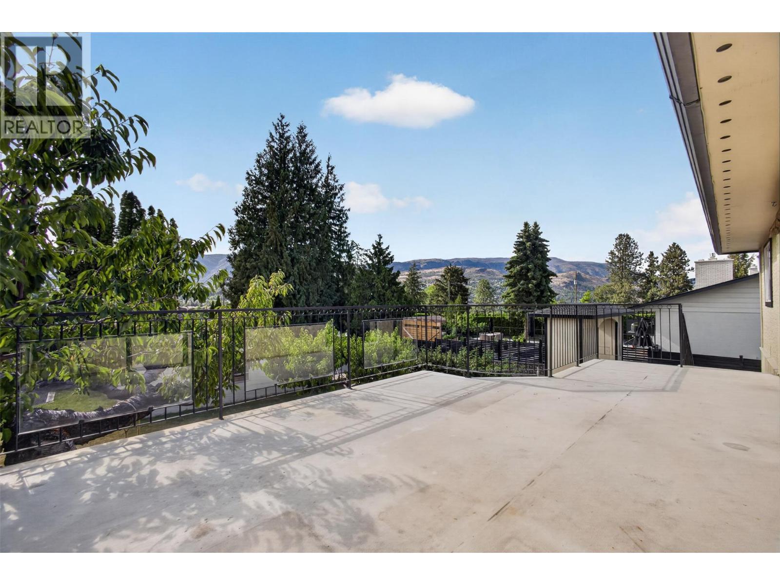 2220 Thacker Drive, West Kelowna, BC - Outdoor