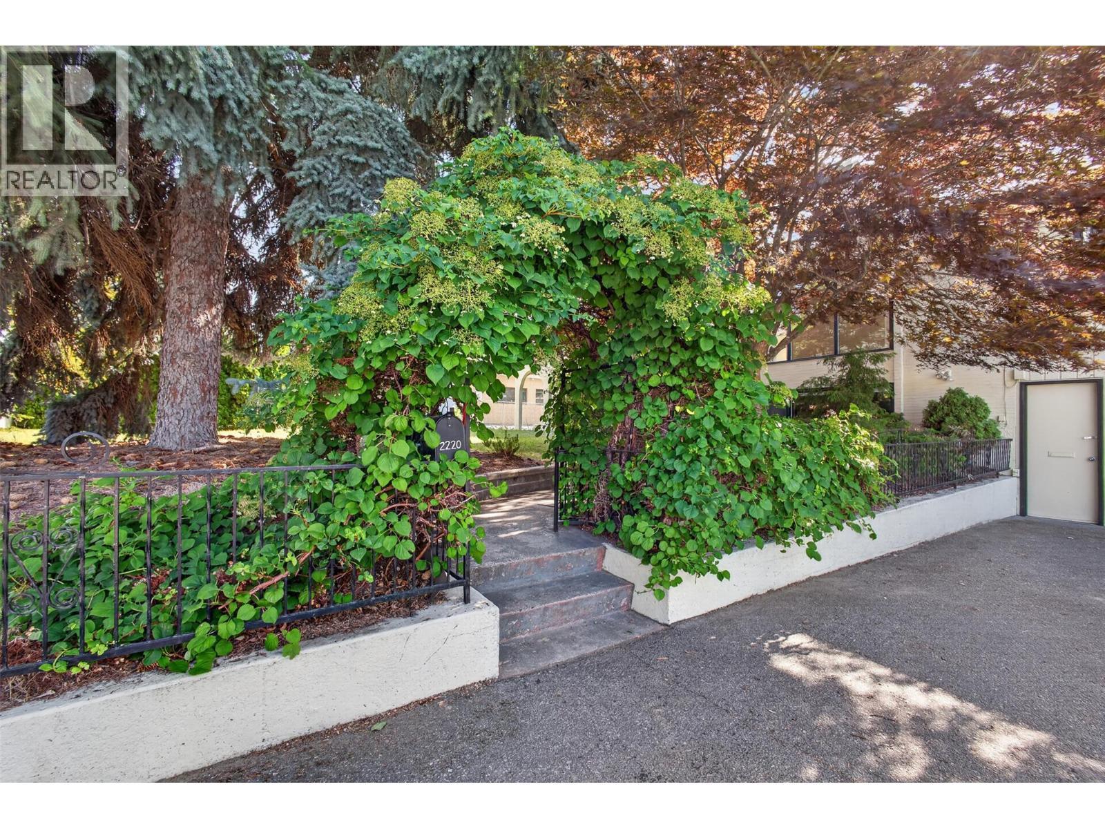2220 Thacker Drive, West Kelowna, BC - Outdoor