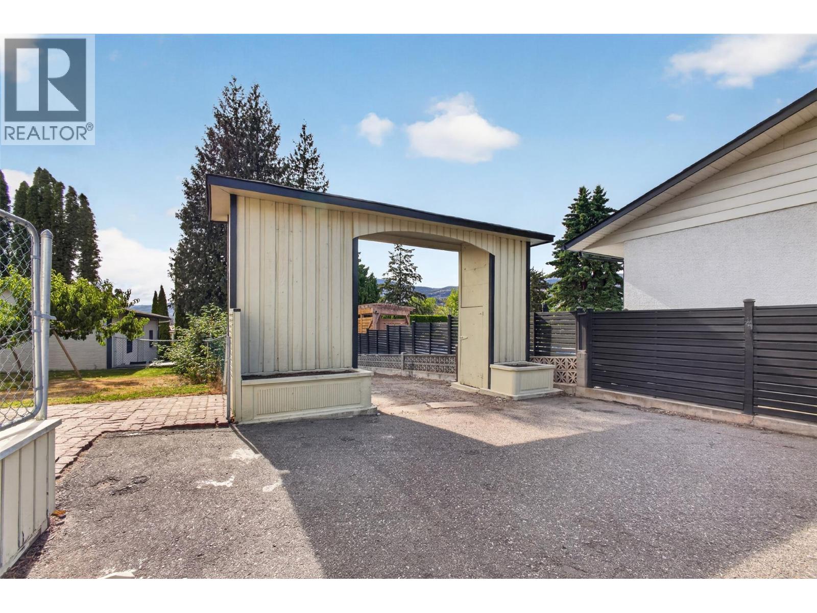2220 Thacker Drive, West Kelowna, BC - Outdoor