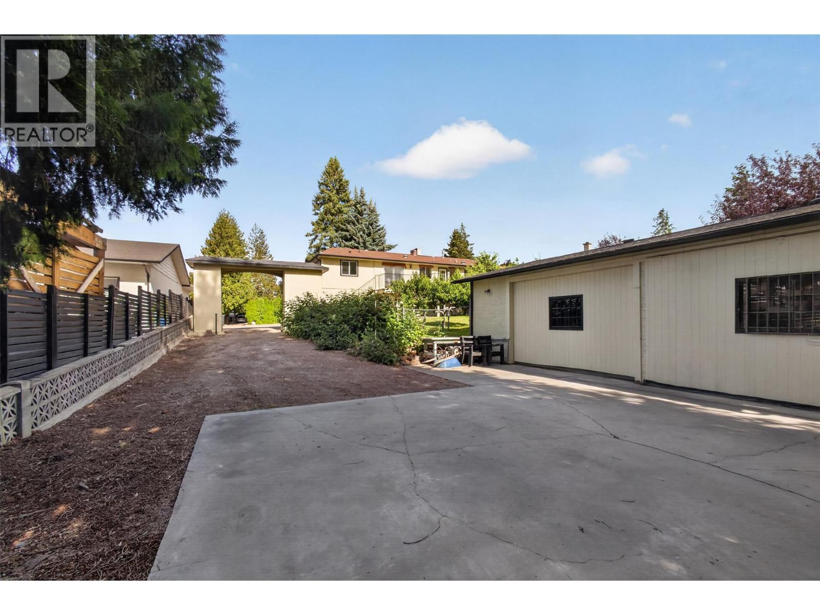2220 Thacker Drive, West Kelowna, BC - Outdoor
