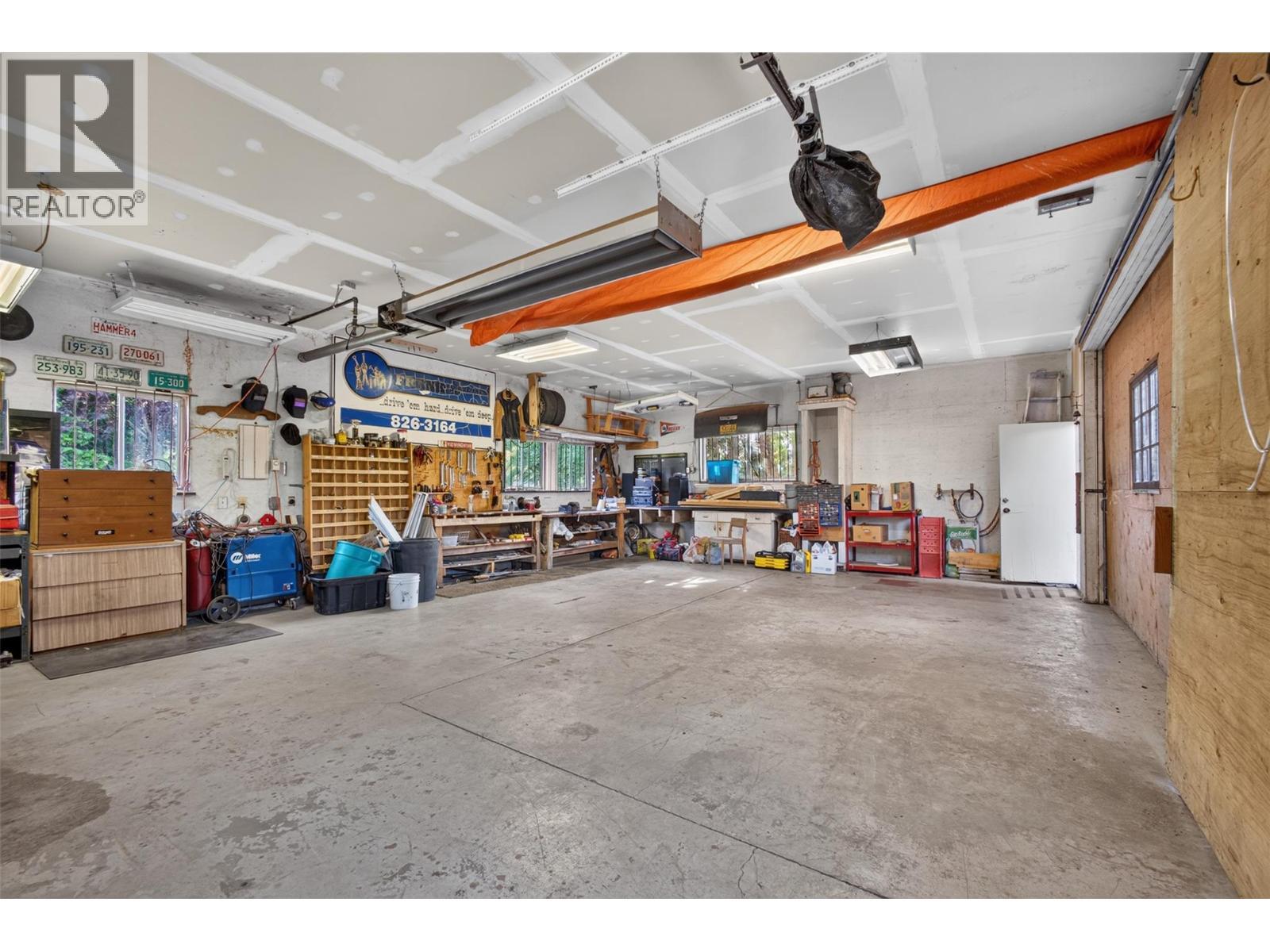 2220 Thacker Drive, West Kelowna, BC - Indoor Photo Showing Garage