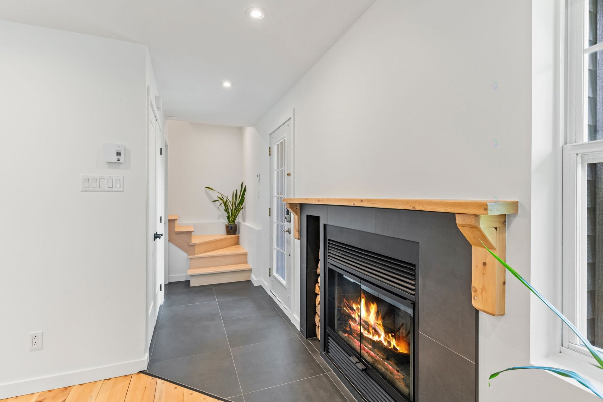 Corridor - 3 Rue Susan, Morin-Heights, QC - Indoor With Fireplace