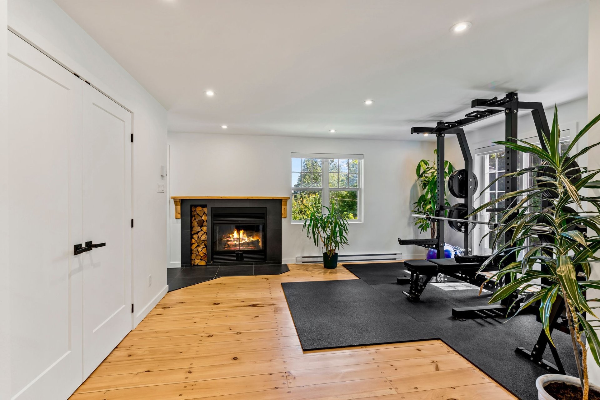 Salle familiale - 3 Rue Susan, Morin-Heights, QC - Indoor With Fireplace