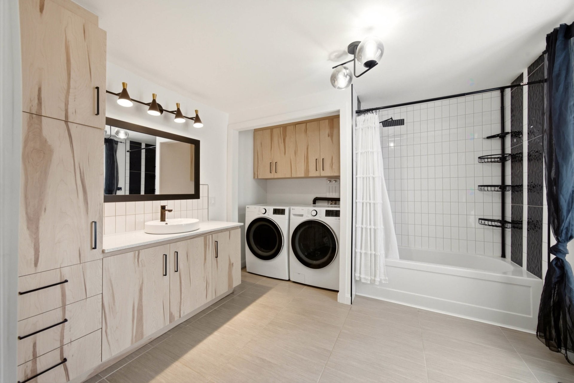 Bathroom - 247 Rue Versailles, Roxton Falls, QC - Indoor Photo Showing Laundry Room
