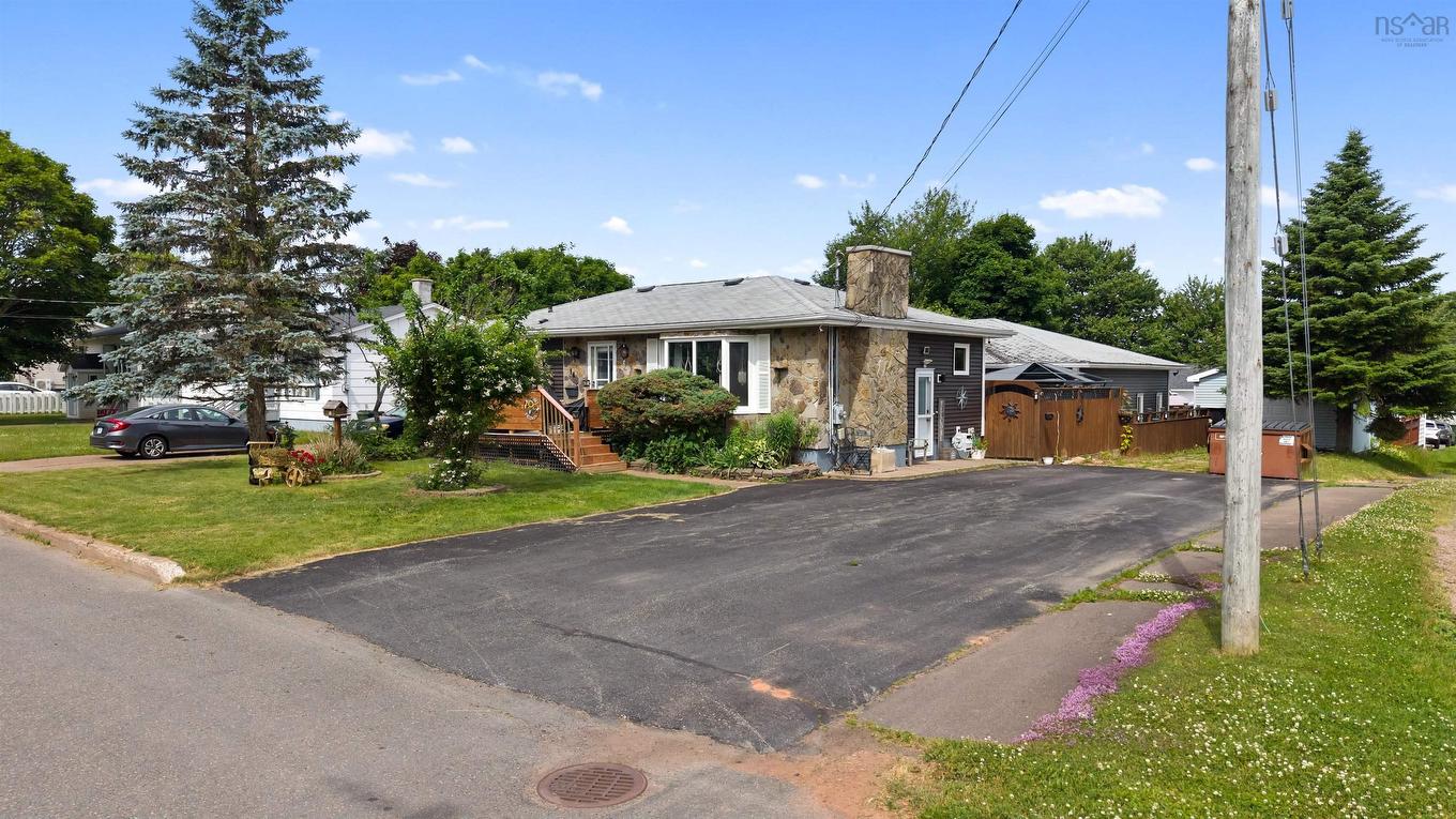 16 Rogers Avenue, Amherst, NS - Outdoor