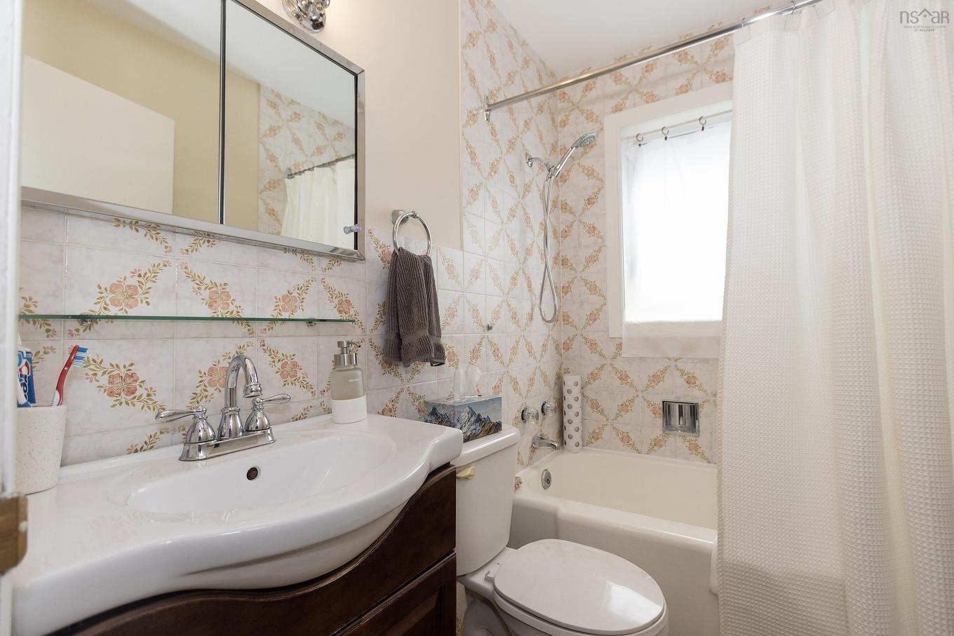 12 Central Avenue, Amherst, NS - Indoor Photo Showing Bathroom