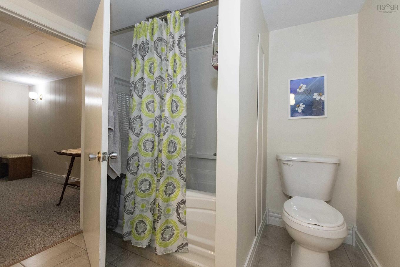 12 Central Avenue, Amherst, NS - Indoor Photo Showing Bathroom