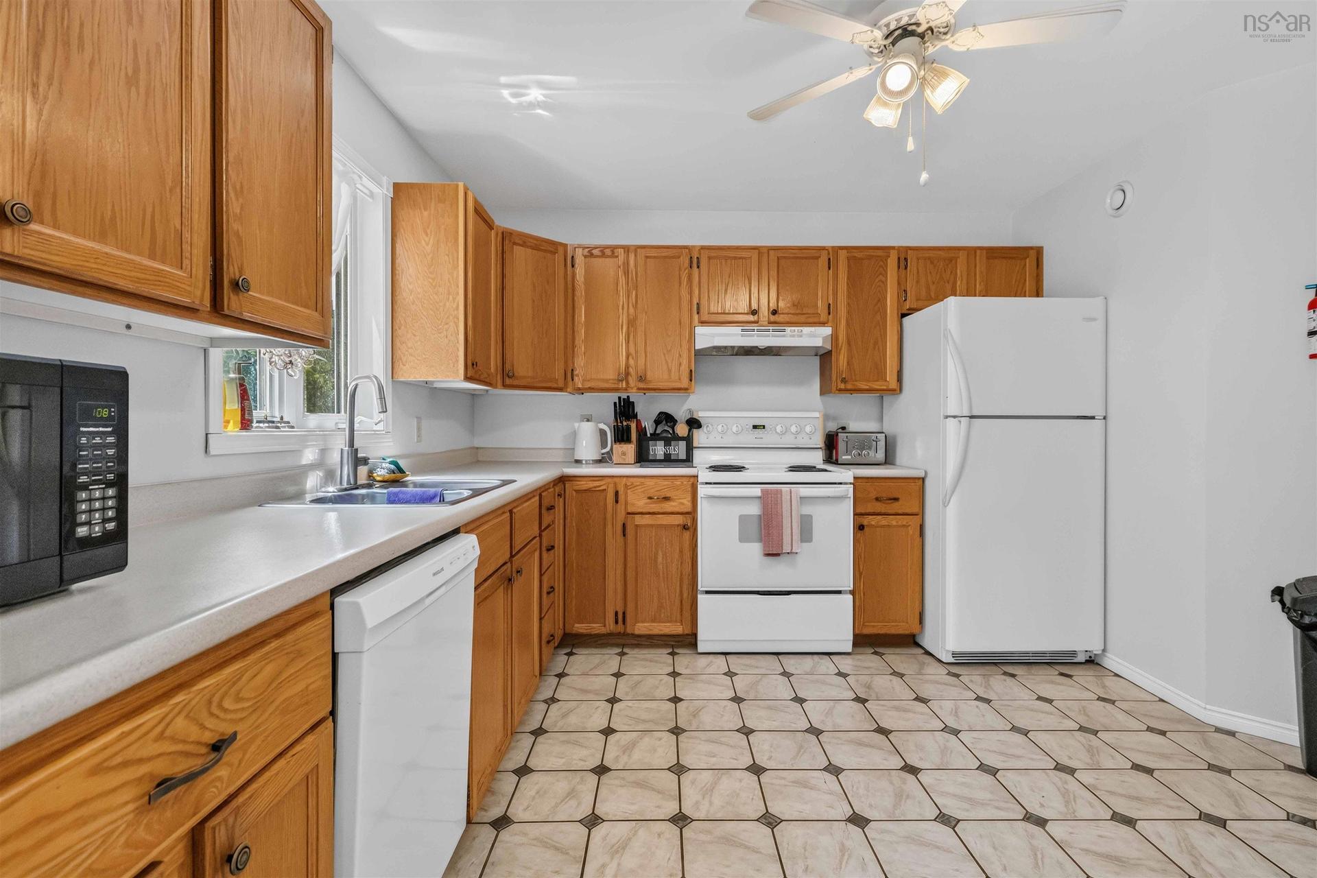 38 Ridgecrest Drive, Bridgewater, NS - Indoor Photo Showing Kitchen