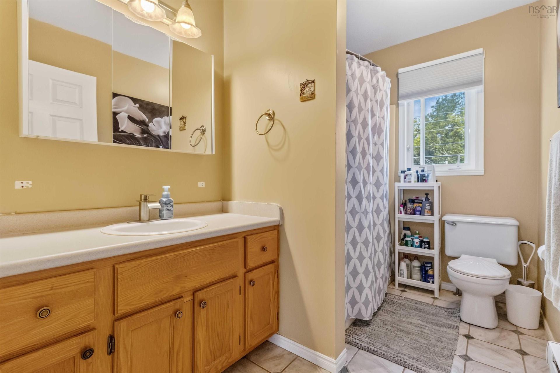 38 Ridgecrest Drive, Bridgewater, NS - Indoor Photo Showing Bathroom