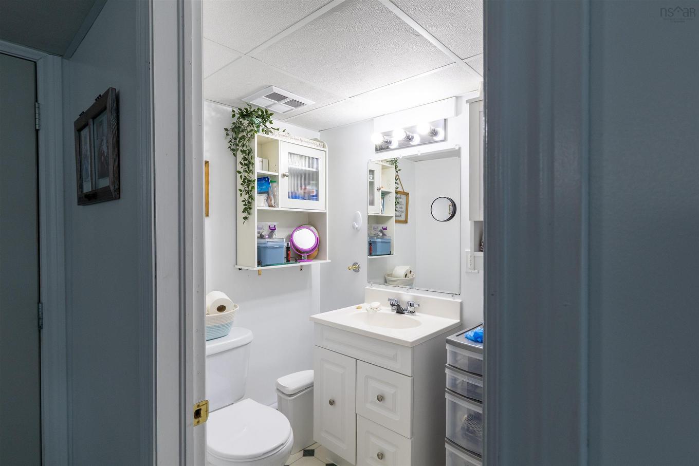69 King Street, Yarmouth, NS - Indoor Photo Showing Bathroom