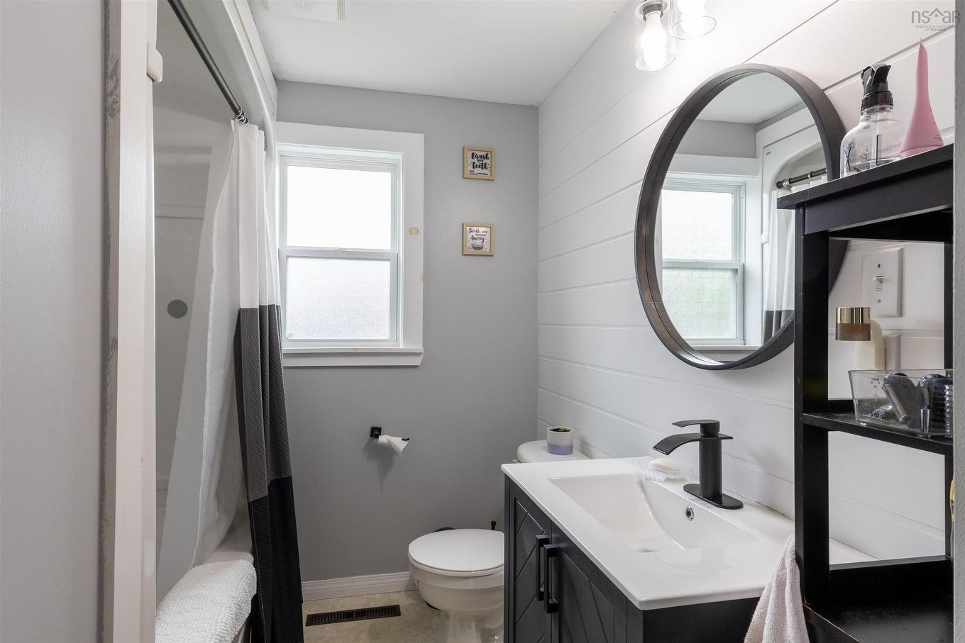 69 King Street, Yarmouth, NS - Indoor Photo Showing Bathroom
