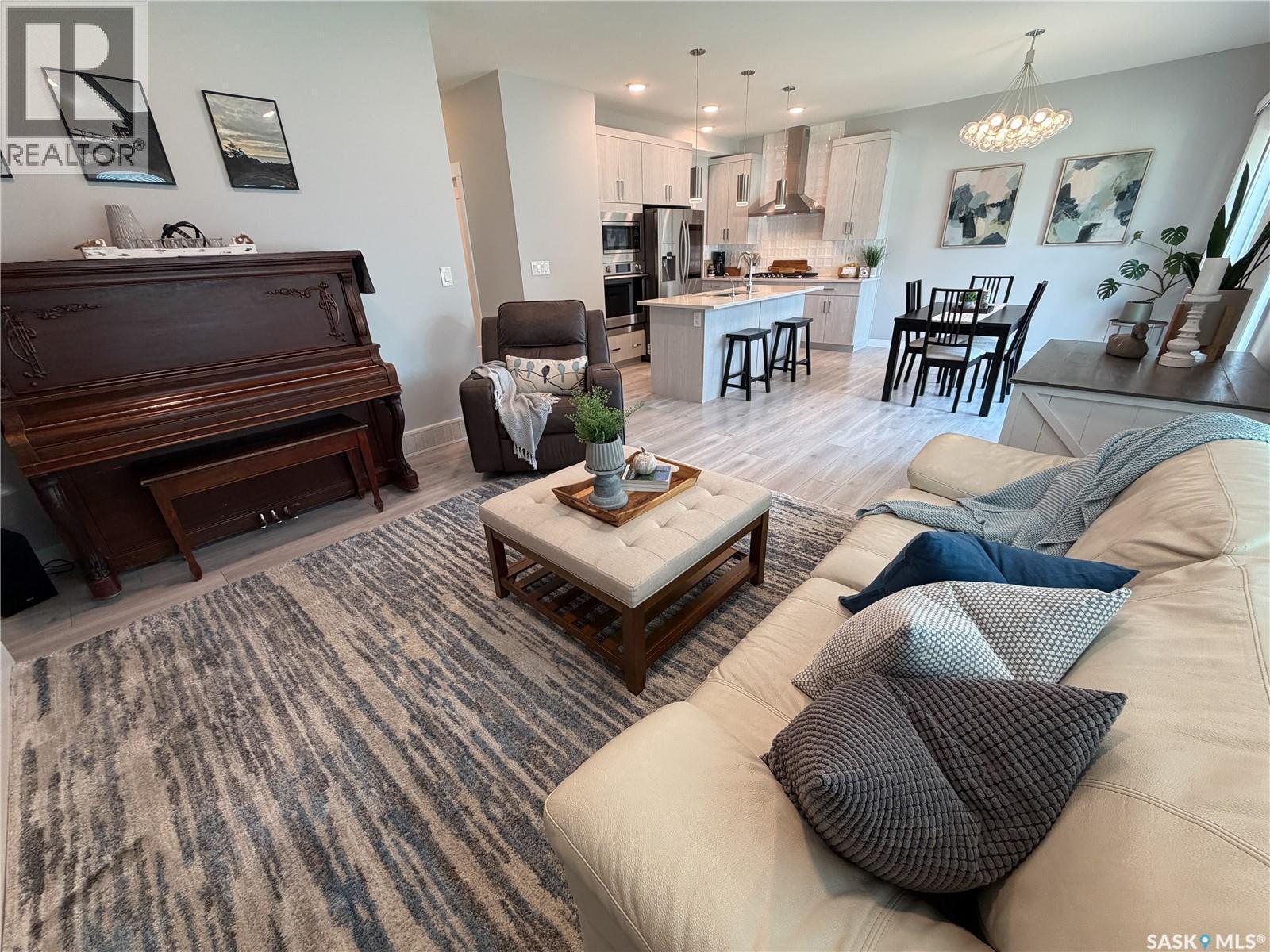 3755 Gee Crescent, Regina, SK - Indoor Photo Showing Living Room