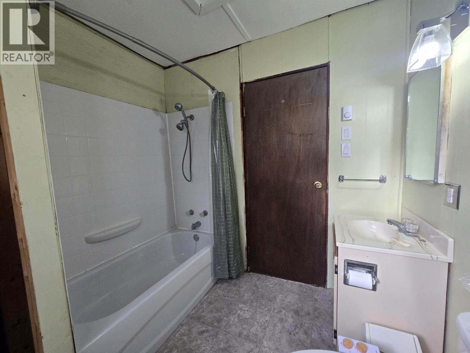 892-894 Barkerville Highway, Quesnel, BC - Indoor Photo Showing Bathroom