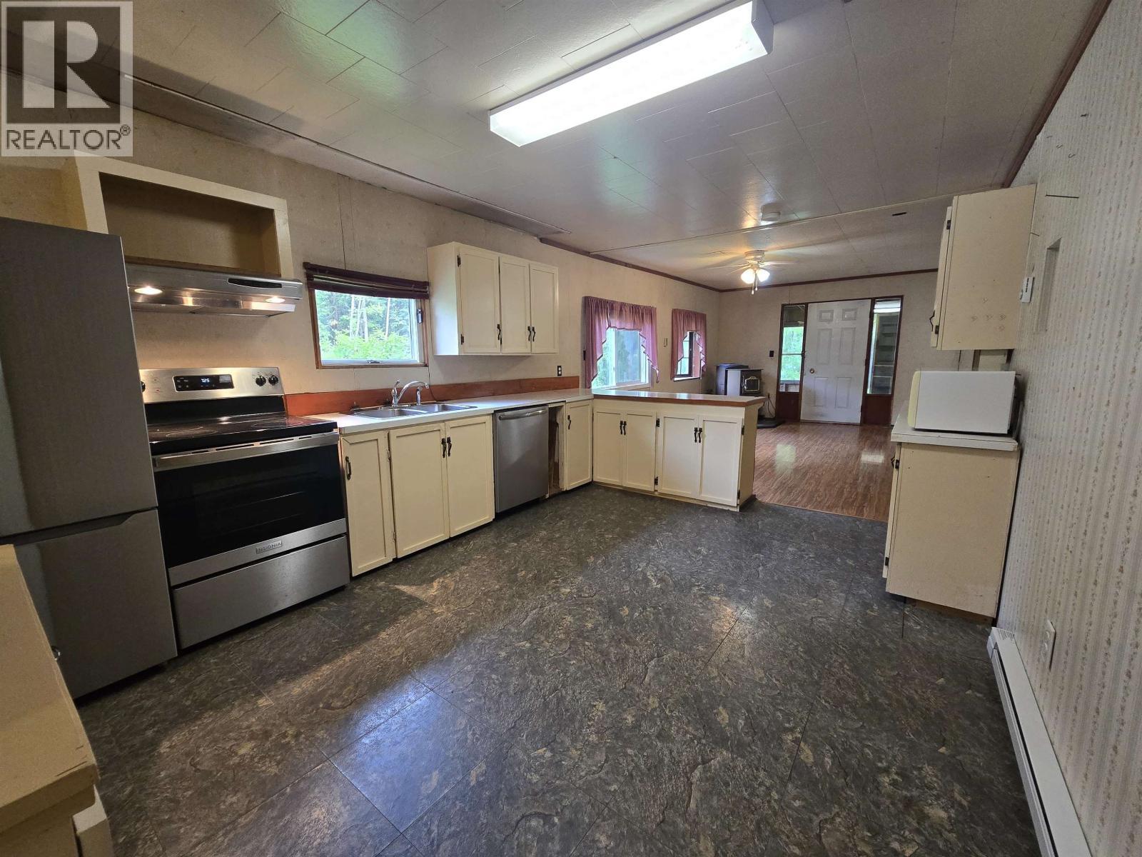892-894 Barkerville Highway, Quesnel, BC - Indoor Photo Showing Kitchen With Double Sink