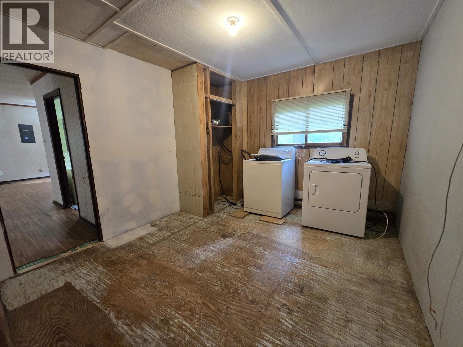 892-894 Barkerville Highway, Quesnel, BC - Indoor Photo Showing Laundry Room