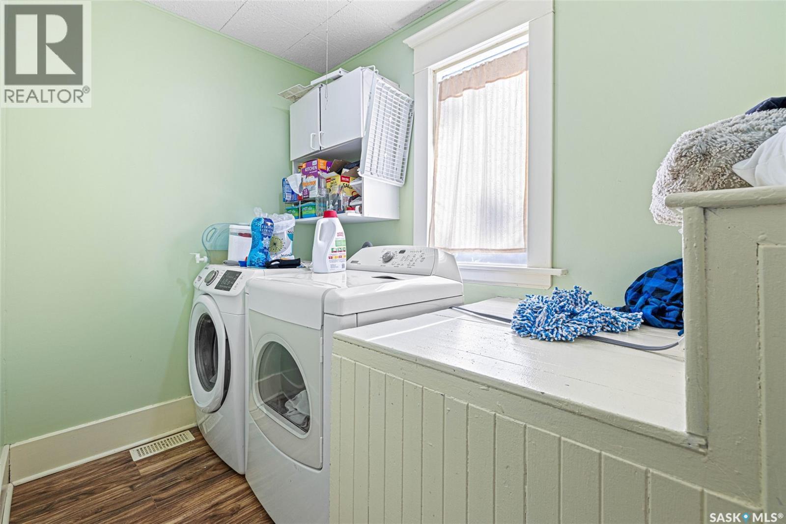 1422 Cameron Street, Regina, SK - Indoor Photo Showing Laundry Room
