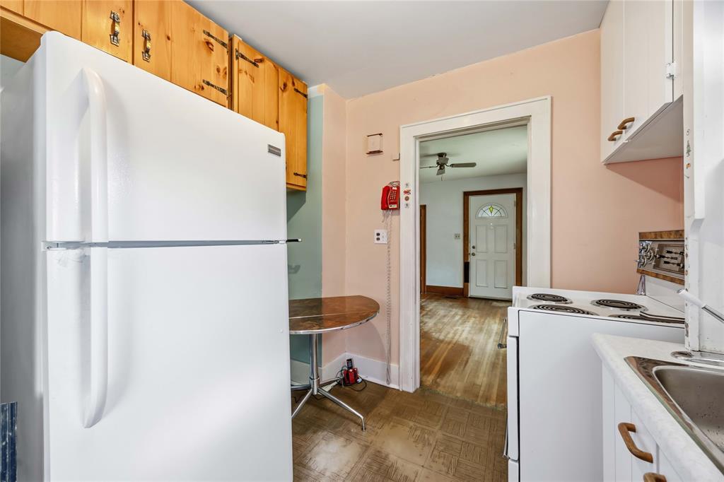 439 Maude Street, Petrolia, ON - Indoor Photo Showing Kitchen