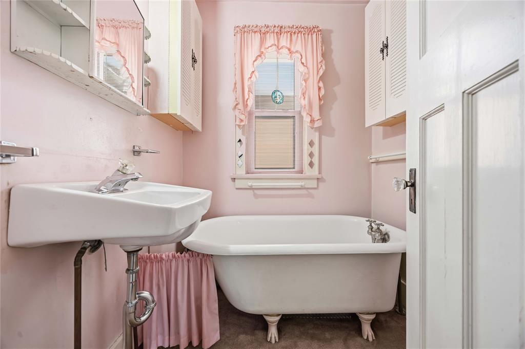 439 Maude Street, Petrolia, ON - Indoor Photo Showing Bathroom