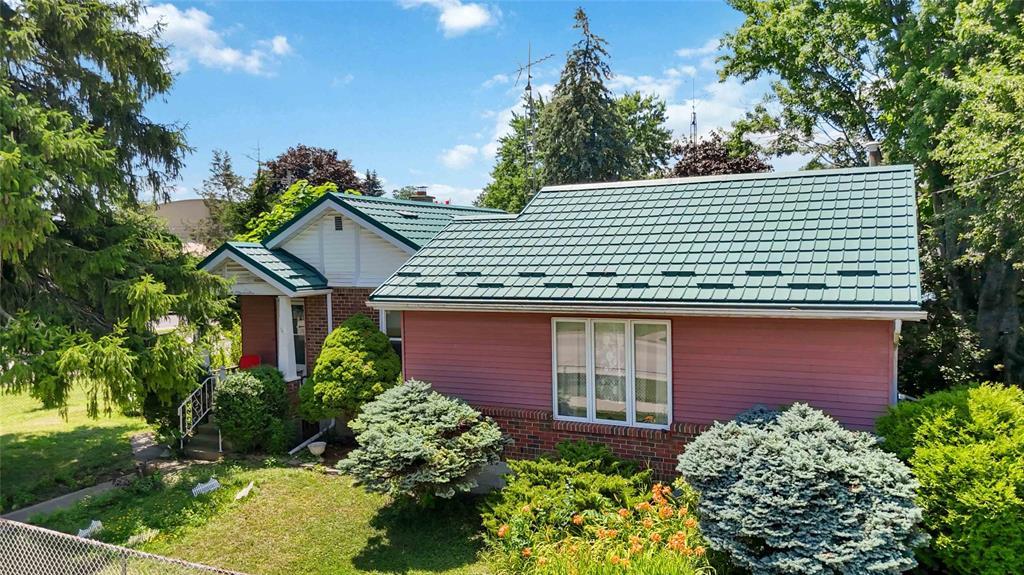 439 Maude Street, Petrolia, ON - Outdoor