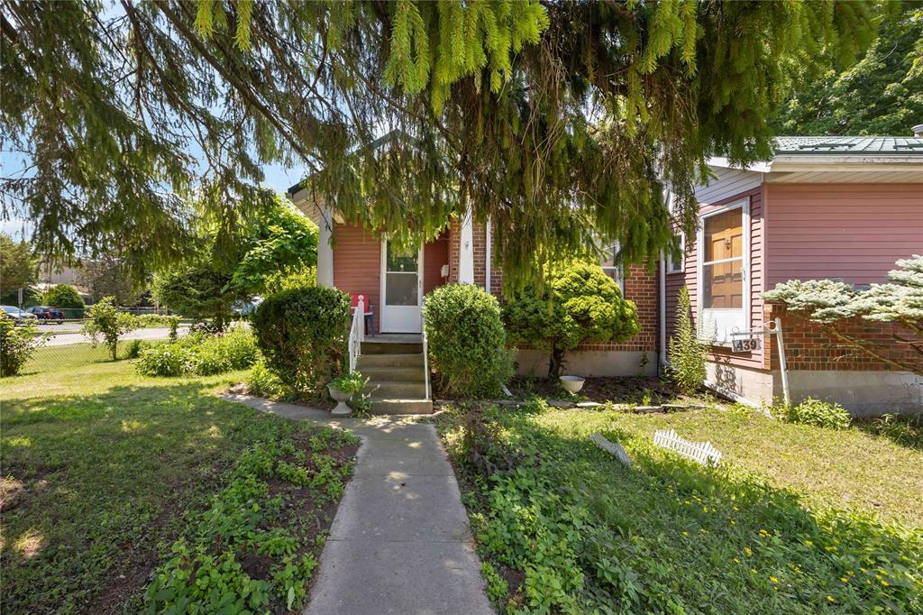 439 Maude Street, Petrolia, ON - Outdoor