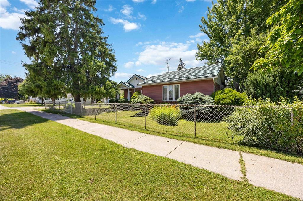 439 Maude Street, Petrolia, ON - Outdoor