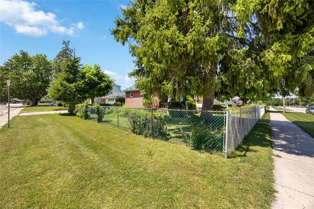 439 Maude Street, Petrolia, ON - Outdoor