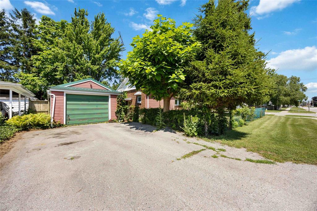 439 Maude Street, Petrolia, ON - Outdoor