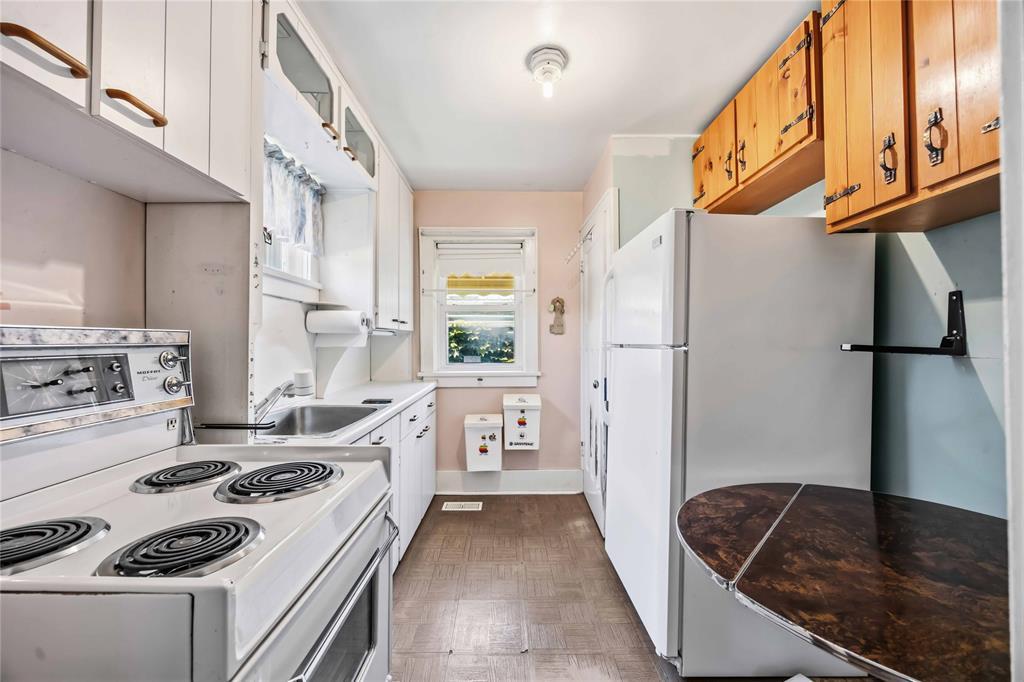 439 Maude Street, Petrolia, ON - Indoor Photo Showing Kitchen