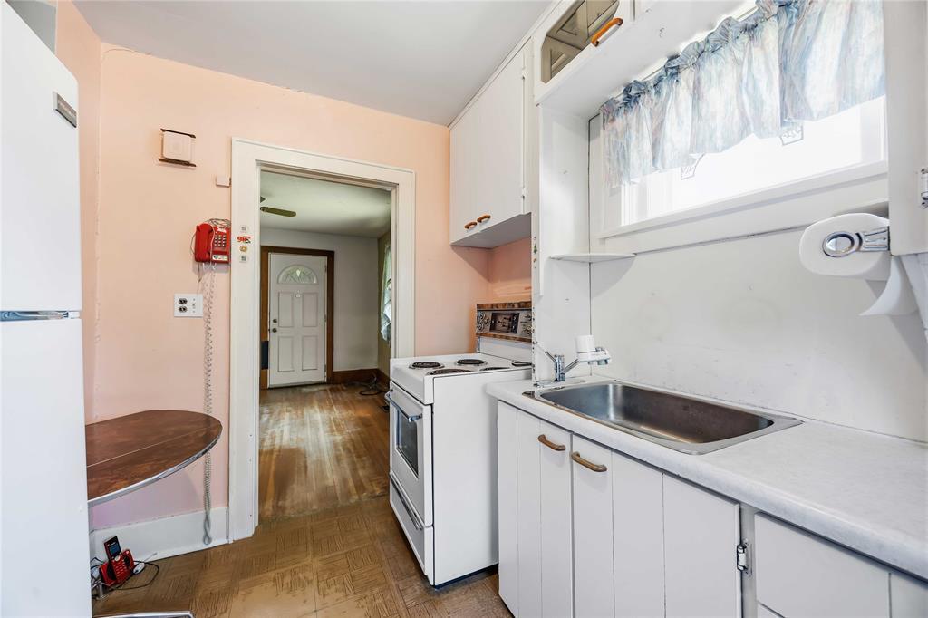 439 Maude Street, Petrolia, ON - Indoor Photo Showing Kitchen