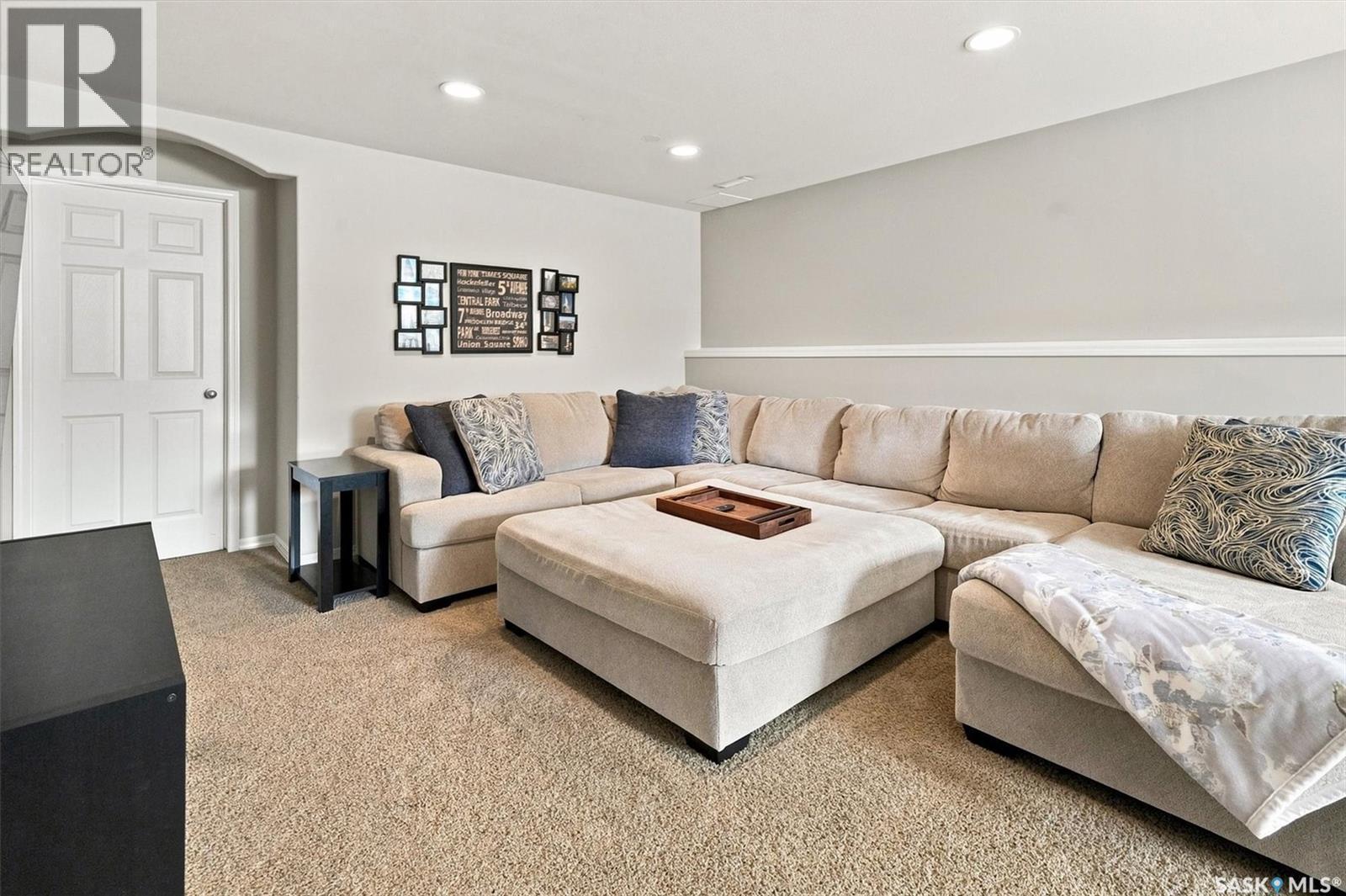 547 Bayview Terrace, Saskatoon, SK - Indoor Photo Showing Living Room