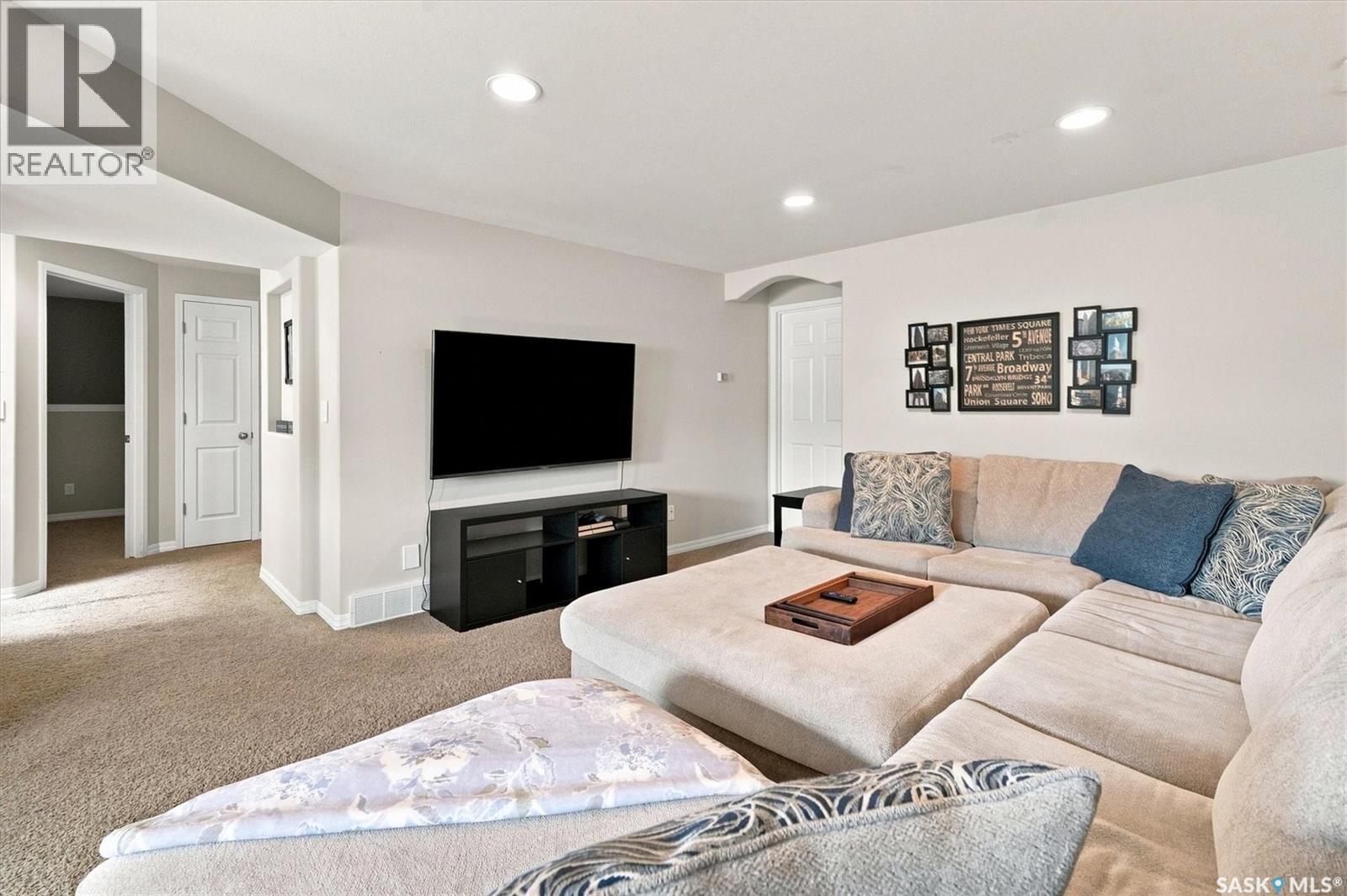 547 Bayview Terrace, Saskatoon, SK - Indoor Photo Showing Living Room